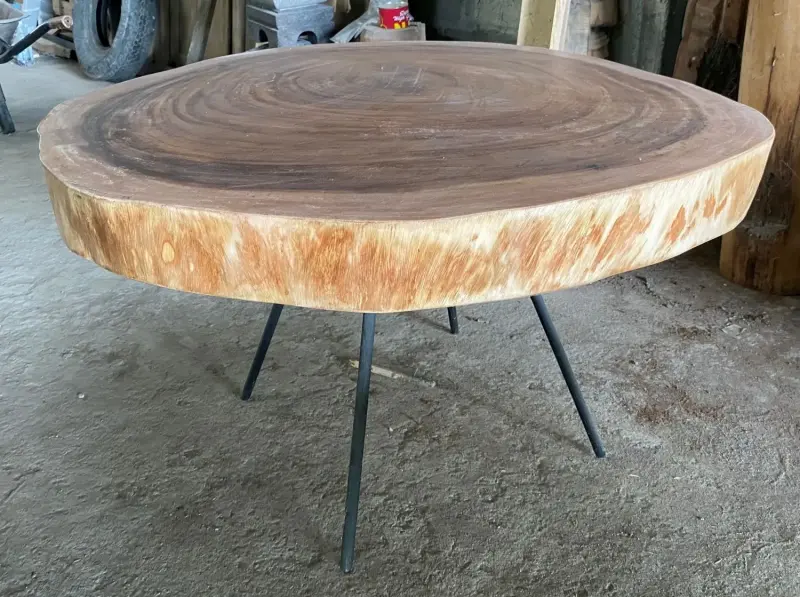 Artikelbild 12 des Artikels “Niedriger Naturholztisch rund aus Suar mit Metallbeinen Spider. 100cm Länge, 98cm Breite, 60cm Höhe, Tischplatte 10cm dick. “
